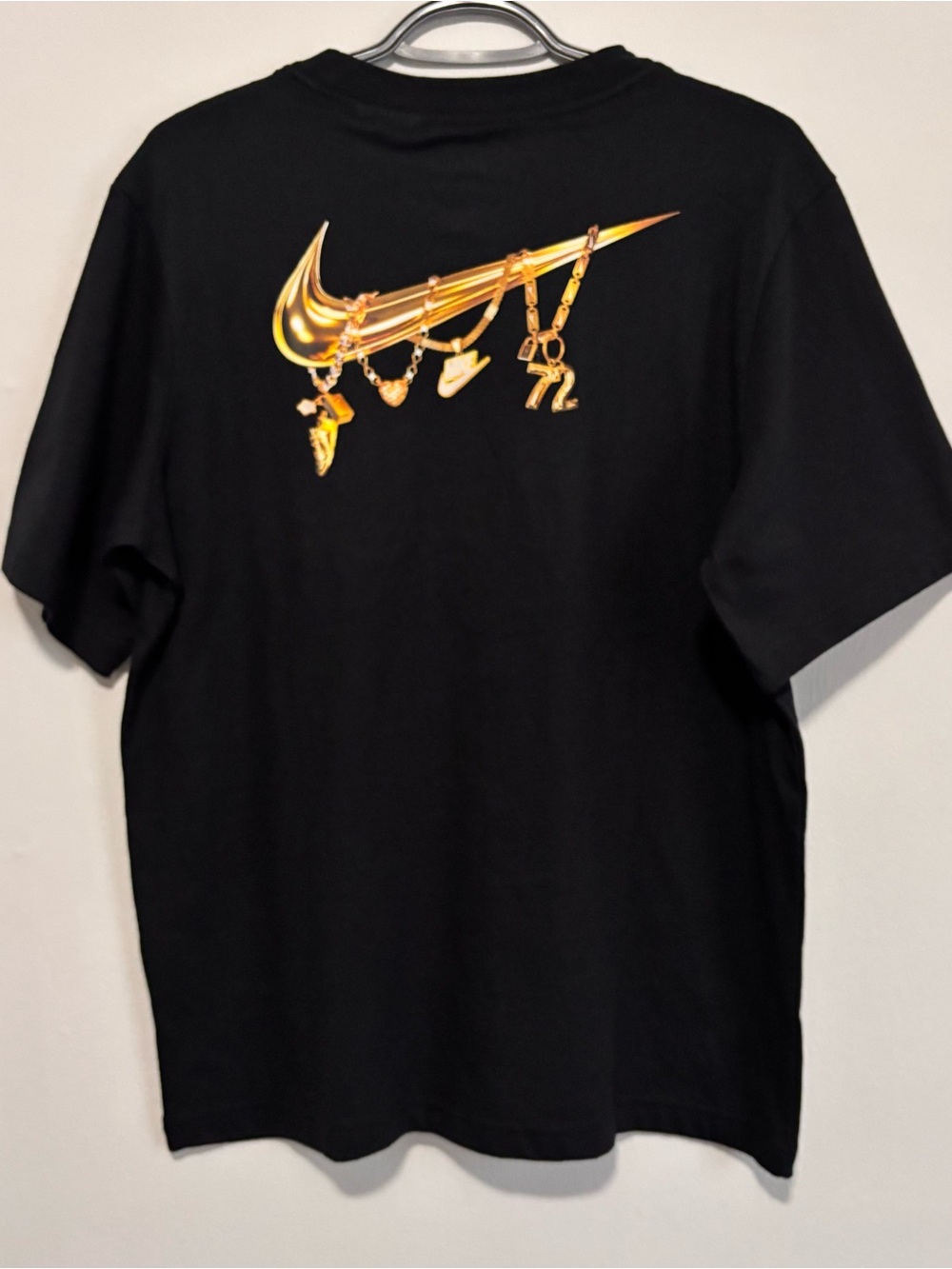🆕 Nike Gold Swoosh Graphic Tee Black Size S Unisex NWT - Picture 2 of 6